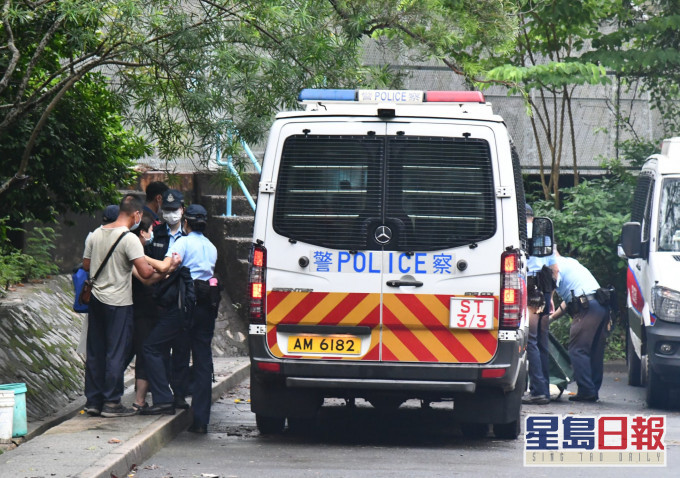 同行男女遇事者、死者哥哥及死者妻子情緒哀傷。