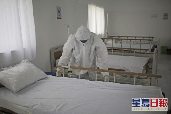 一名醫護人員在也門薩那醫院隔離病房工作。 AP