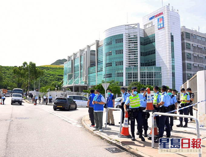 警方封鎖壹傳媒大樓調查,港台等被拒絕進入採訪區。