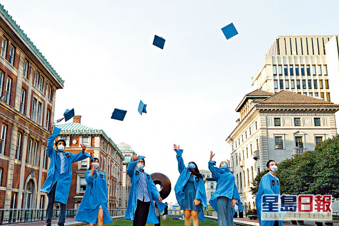 哥倫比亞大學建築學院碩士生,在五月中拋帽慶祝畢業。