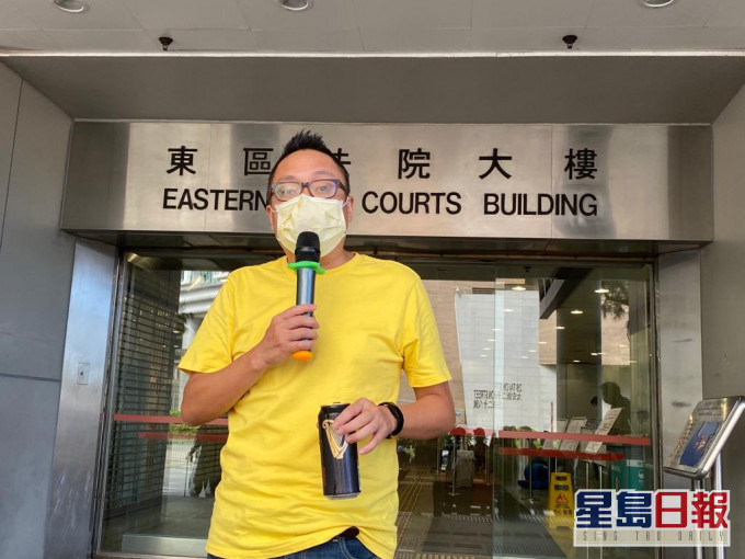 快必上庭後在庭外開啤酒飲。張旭珊攝