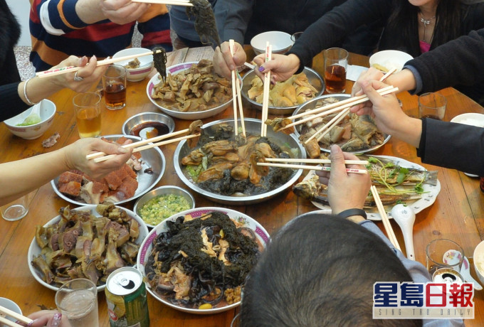 網民認為長輩辛苦煮飯菜,小朋友不應偷食。示意圖片