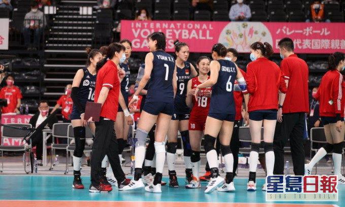 中國女排在奧運測試賽和日本女排交手。 中國女排官方微博圖片