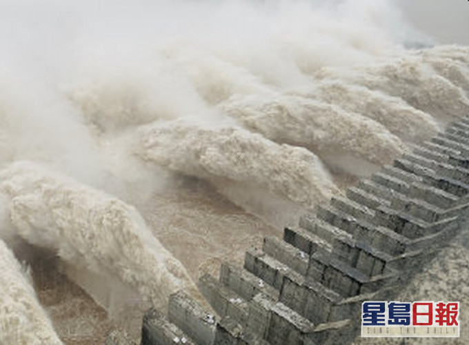 迎建庫以來最大洪峰,三峽首次開啟11孔洩洪。(網圖)