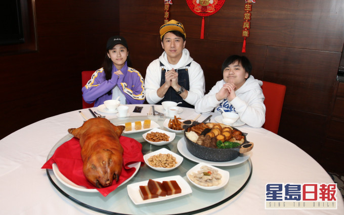 林子博同一對仔女同大家拜年,祝大家牛年豐衣足食,賺到盆滿缽滿,個個青春常駐,好似乳豬咁脆卜卜。