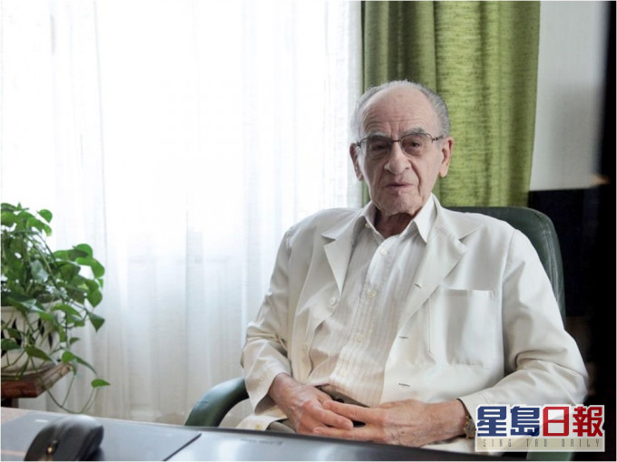 今年97岁的克尔门迪（Istvan Kormendi）仍坚持行医。网图