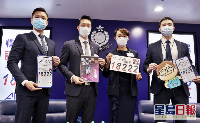 顏凱欣(右二)、林俊康(左一)、張文瀚(右一)及朱銘麟(左二)講解「殺豬盤」投資騙局。 林家希攝