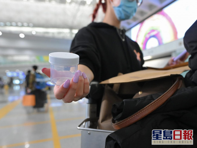 當局下午開始於機場為抵港長者提供樣本瓶收集深喉唾液。