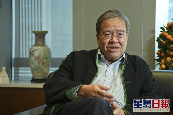 华升董事长胡定旭指样本只有条码不知身份。 资料图片