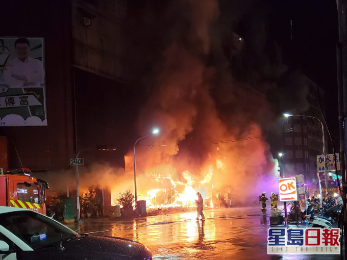 高雄一幢商住大樓發生火警,現場陷入一片火海。(「高雄大小事」Facebook專頁)