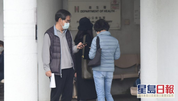 死者的親友今早到富山殮房認屍。