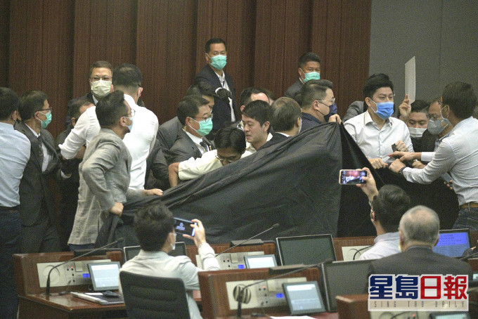 民主派与立法会保安爆发推撞。资料图片
