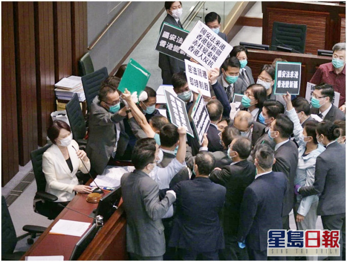 民主派包圍主席台向李慧琼(左)示威。