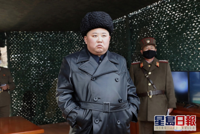 陪同的朝鮮人民軍總參謀長樸正天佩戴黑色口罩參加訓練,但金正恩並未戴口罩。AP