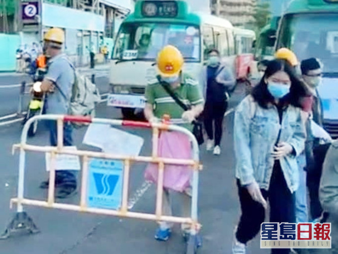有工人用工程用栏栅堵路。网民黄昏黄昏图片