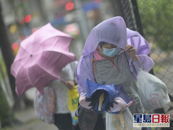 天文台預料本港地區今日大致多雲,有幾陣驟雨。