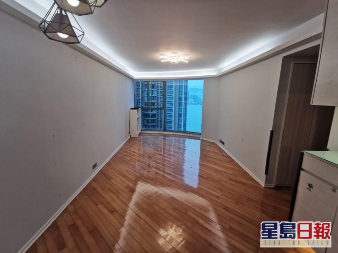 客廳設落地弧形大窗,可引景入室,外望部分海景。