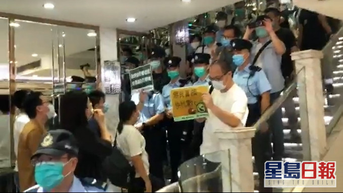 職工盟與失業工人到美孚富臨皇宮抗議。何啟明facebook影片截圖