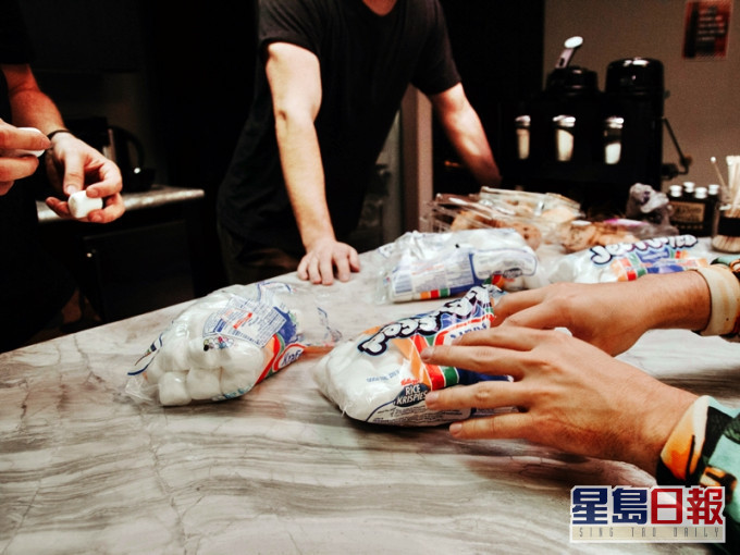 有网民表示,自己买的「私伙」零食,经常被同事偷食。unsplash图片(示意图)