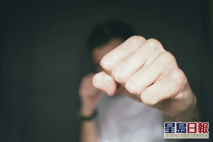 印度一對父子遭家人活活打死。unsplash示意圖片