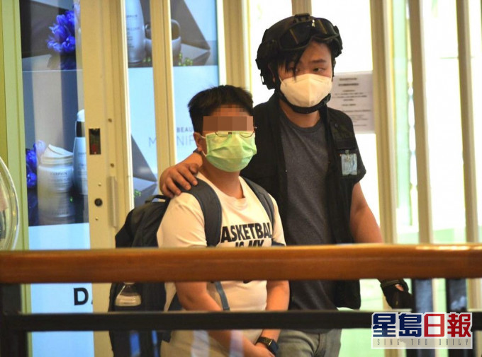 學生記者被帶返警署。資料圖片
