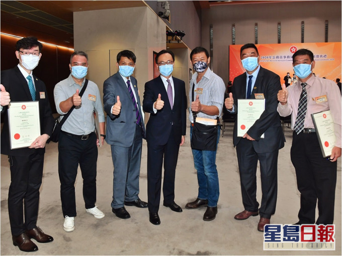 公務員事務局局長聶德權(中)與部分獲獎公務員合照。政府圖片