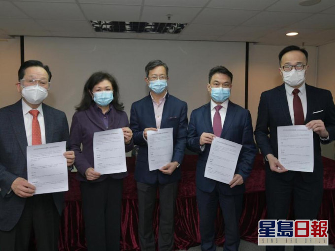 調查顯示近8成醫護願意接種新冠疫苗。