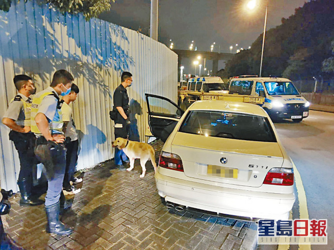 ■疑車在軍營外被截停,司機協助搜查。