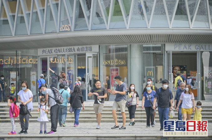 確認2名小童到港翌日已先後到訪山頂廣場、東薈城及東涌纜車站。資料圖片