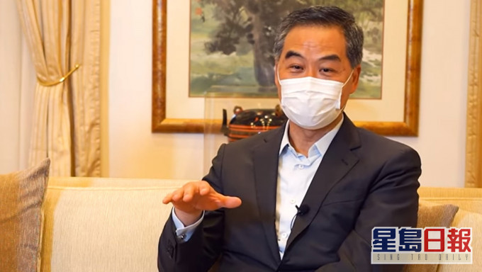 梁振英接受訪問。影片截圖