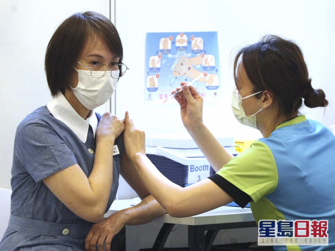約200名優先組別人士包括醫護、安老院、跨境運輸業等工作人員率先往銅鑼灣中央圖書館展覽館接種新冠疫苗。
