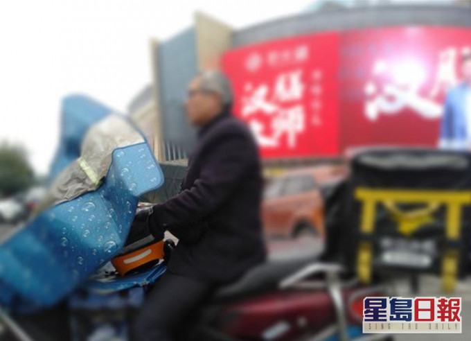 对于24岁儿子毕业3年无业呆在家,他感到非常无奈。