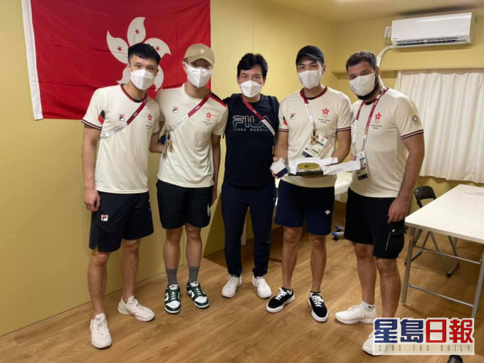 港協暨奧委會及男子花劍隊為張小倫(右二)送上蛋糕慶祝生日。港協暨奧委會Facebook圖片