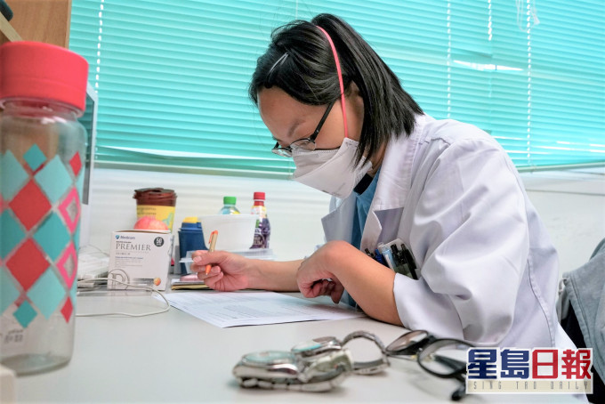 Helen每日洗手40次,隨身衣物準備兩套替換。伊院通-QEH員工資訊台FB