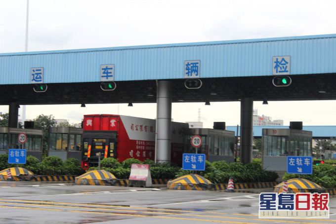 現時正在運作的跨境貨運車司機由現時的1.2萬人減至不足8千人。資料圖片