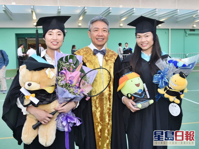 教育大學校長張仁良（中）祝賀校友及榮譽院士李慧詩（右），在東京奧運奪得銅牌。