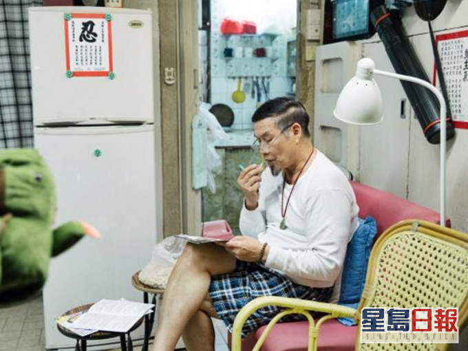 港男指三叔稱二叔欠他很多錢,舊債一日未還,他都不會搬離單位。《香港愛情故事》劇照