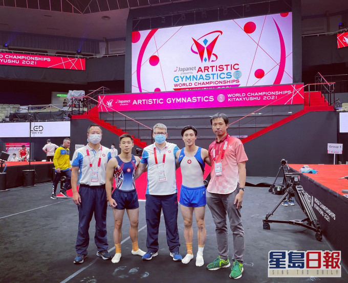 香港體操隊總教練熊松良(左起)、吳家祺、港隊教練沙治、石偉雄及國際體操裁袁家強合照留念。 石偉雄Facebook圖片