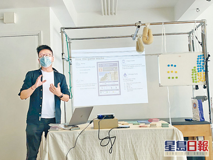 在講解員的指導下,大家通過遊戲探尋實現SDGs的方法。