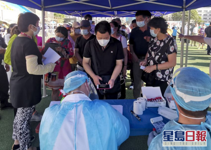 北京市民在宣武體育場進行核酸採樣。