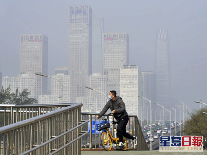 內地多個一二線城市傳出房地產貸款放鬆信號,最新北京地區亦初現鬆綁跡象。AP圖片