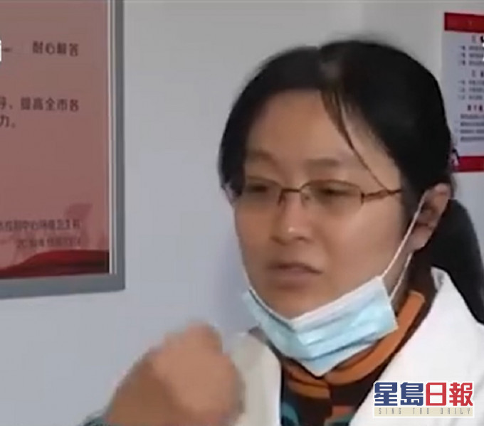 专家提醒口罩拉到下巴会增加传染风险。网上截图