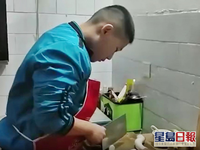 12歲的程潔為家裡準備「9菜一湯」的年夜飯。影片截圖