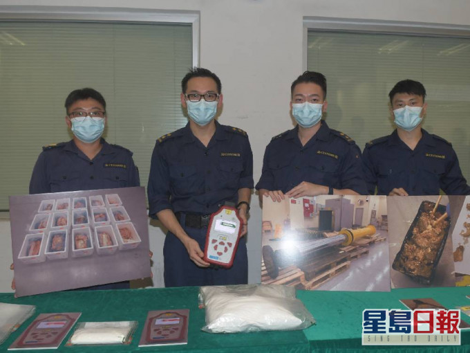 海關機場科空運貨物組督察黃競賢(左二)、督察邱墩弘(右二)、高級關員關詠雯(左一)及關員羅偉傑(右一)站在最前線驗貨,偵破了不少大案。蔡楚輝攝