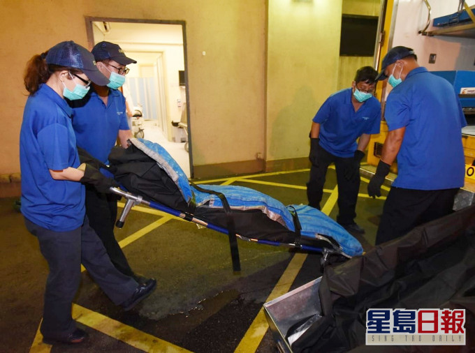 仵工将遗体移送至殓房。