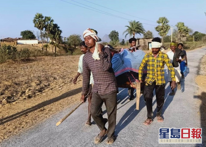 馬蘭迪家人及鄰居徒步7公里將她抬到醫院,但她竟因醫院沒有醫生而失救死亡。網圖