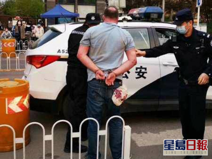 該名外籍男子最終被警方帶走。(網圖)