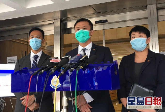馮培基(中)講述案情。