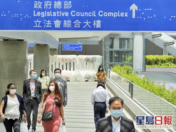 政務主任起薪點為55995元;二級行政主任起薪點31750元。資料圖片