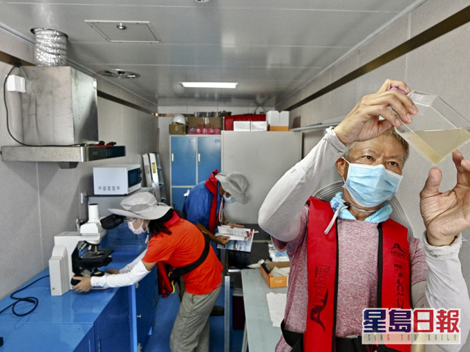 漁護署人員會定期抽取養殖場水質樣本進行監測。蘇正謙攝